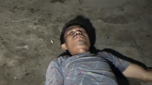 Mabuk-1 Pria di Padang mabuk tergeletak di jalan dikira tewas (Budi Sunandar/iNews)