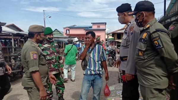 Razia masker di Pasar Jeneponto. (Foto: iNews/Sulaiman Nai).