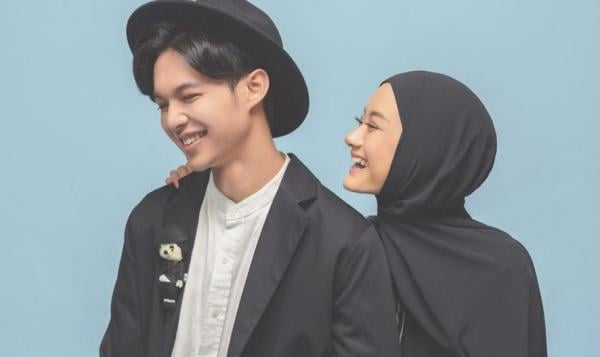 Rey Mbayang dan istrinya, Dinda Hauw.