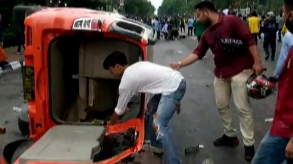 Perusakan mobil polisi-1 Perusakan mobil polisi yang dilakukan mahasiswa di Palembang (Firdaus/iNews)