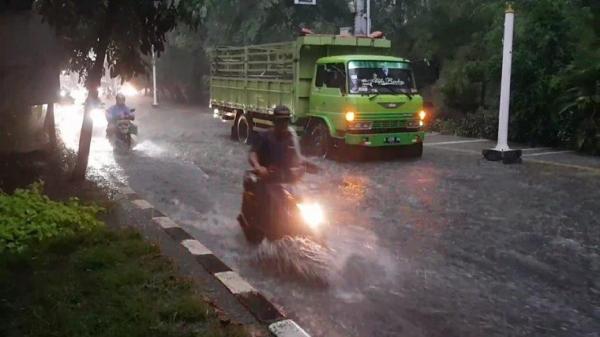 Hujan deras menyebabkan Jalan Raya Ahad Yani, Pulogadung, Jakarta Timur banjir 40 cm, Jumat (16/10/2020). (Foto: Sindo/Okto Rizky Alpino)