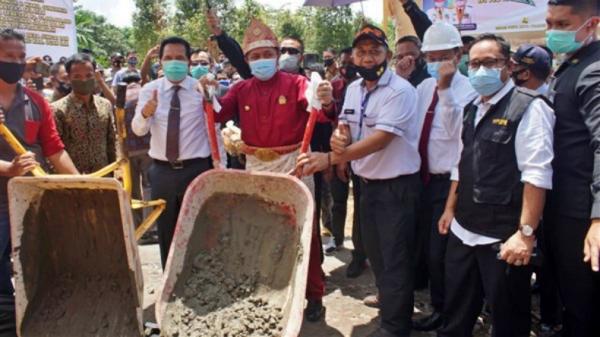 Gubernur Sumsel Gubernur Sumatera Selatan Herman Deru saat melakukan pengecoran jalan penghubung Prabumulih-Ogan Ilir