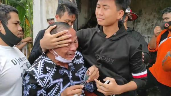 Keluarga korban menangis histeris (Dharma Setiawan/iNews)