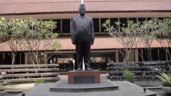 Patung tokoh hukum Indonesia, Djokosoetono, di kampus FH UI. (Foto:FH UI).