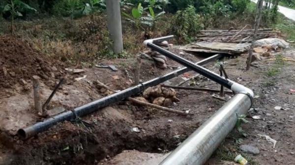 Pipa gas yang dipasang di wilayah Ogan Komering Ulu (OKU), Sumsel diduga kurang dari 20cm (Widori Agustino/iNews)