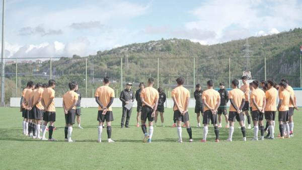 Pelatih Timnas Indonesia U-19 Shin Tae-yong (pakai topi tengah) memberi instruksi kepada pasukannya dalam pemusatan latihan di Split, Kroasia, beberapa hari lalu. (Foto: PSSI)