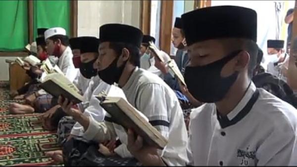 Ratusan santri Ponpes Darussalam Jombang mengikuti kegiatan menghafal Alquran, Senin (19/10/2020).(Foto: iNews.id/Mukhtas Bagus)