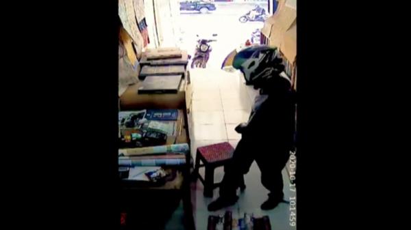 pencuri ponsel-1 Pencuri ponsel di Palembang terekam CCTV (Firdaus/iNews)