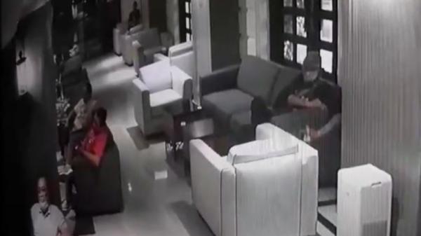 Aksi Pencurian Jam Tangan Pintar Senilai Rp9 Juta dalam Hotel di Medan Terekam CCTV