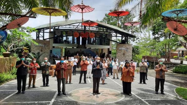 Deputi Bidang Pengendalian dan Evaluasi BPIP) Rima Agristina dan para peserta lainnya saat perkenalan Panca Main Indonesia dan Diskusi Ekonomi Berbasiskan Kearifan Lokal di Gedung Daun Sirih Taman Nusa, Gianyar, Bali, Senin (18/10/2020).(Foto: IST)