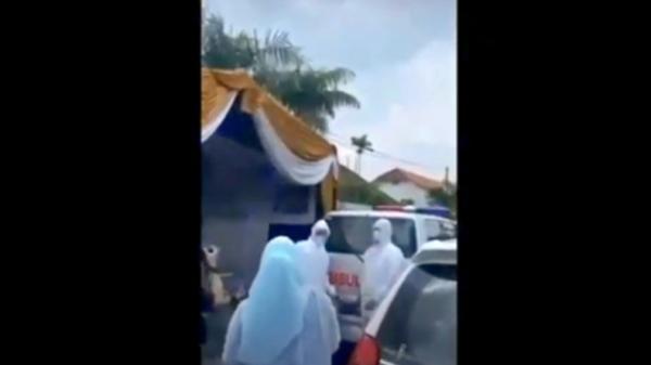 Ambulans di Palembang, Sumatera Selatan bawa seserahan pernikahan (Muhammad David/iNews)