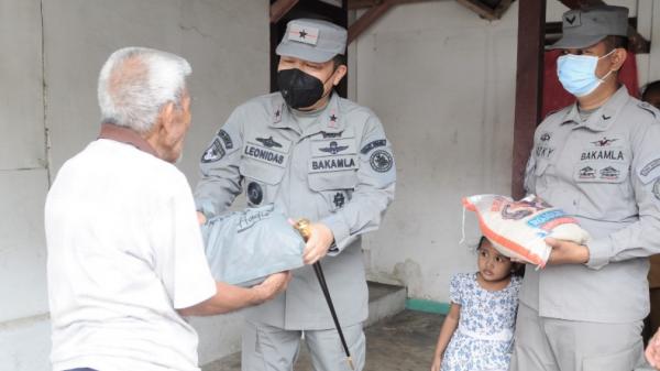 Sebanyak 450 paket bantuan untuk warga Kepulauan Talaud, Sulut dibawa dengan menggunakan kapal Bakamla dan menempuh jwaktu 12 jam (Jefry Langi/iNews)