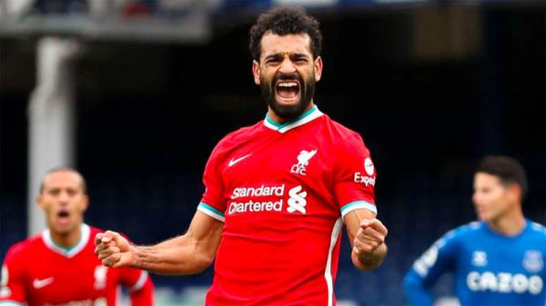 Winger Liverpool Mohamed Salah mendapat sepatu baru dari Adidas untuk merayakan 100 golnya bersama Liverpool. (Foto: Premier League)