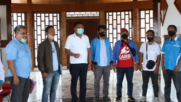 Pengurus DPW Partai Gelora Sulut Jefry Johanis Makalegi menyerahkan SK dukungan kepada Paslon Gubernur-Wakil Gubernur Olly Dondokambey-Steven Kandouw kdi Kolongan, Minahasa Utara, Selasa (20/10/2020). (Foto: IST)