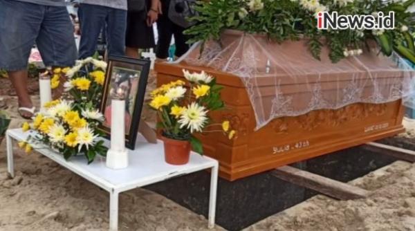 Jenazah perempuan yang dibunuh dan dibakar di mobil dimakamkan. (Foto: iNews/Wahyuendro)