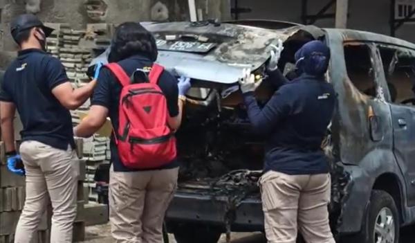 Tim Inafis Polda Jateng memeriksa bangkai mobil yang dibakar bersama perempuan di Sukoharjo, Jateng. (Foto: iNews/Wahyuendro)