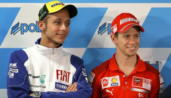 Valentino Rossi Casey Stoner Legenda MotoGP, Casey Stoner (tengah) berfoto dengan pembalap Ducati Lenovo, Jack Miller dan Francesco Bagnaia. (Foto: Instagram/@official_cs27)