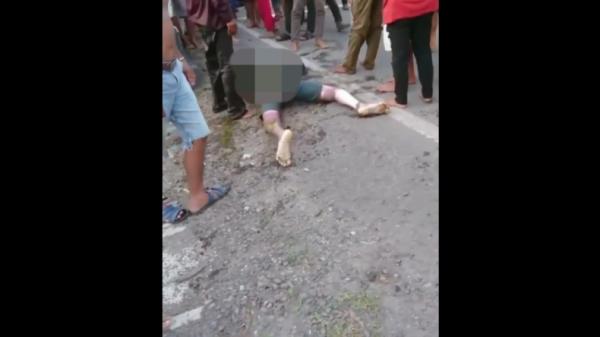 Jenazah Hamzah usai dievakuasi dari dalam air (Firdaus/iNews)