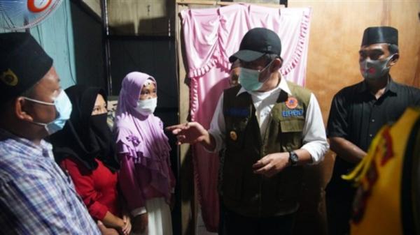 Herman Gubernur Sumsel Herman Deru menyambangi keluarga korban longsor tambang liar di Muara Enim (Humas Pemprov Sumsel)