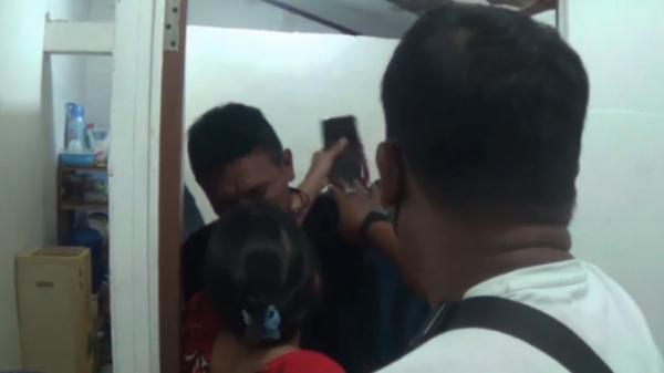 Istr-1 Istri pengedar sabu di Padang marah dan menangis saat suaminya ditangkap polisi (Budi Sunandar/iNews)