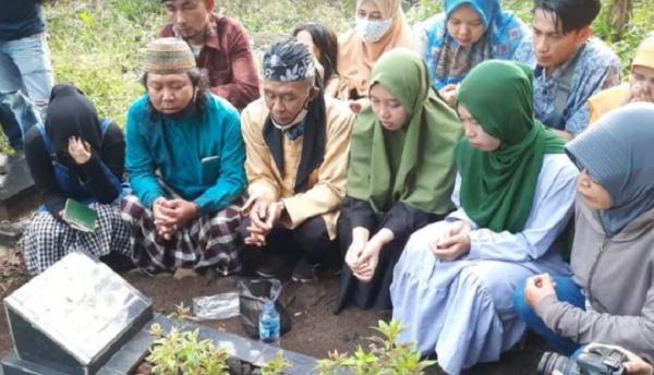 Saudara kembar Trena dan Treni berziarah ke makam ibu kandungnya Nonok Rohaenah di Kecamatan Indihiang, Tasikmalaya. (Foto iNews/Asep Juhariyono).