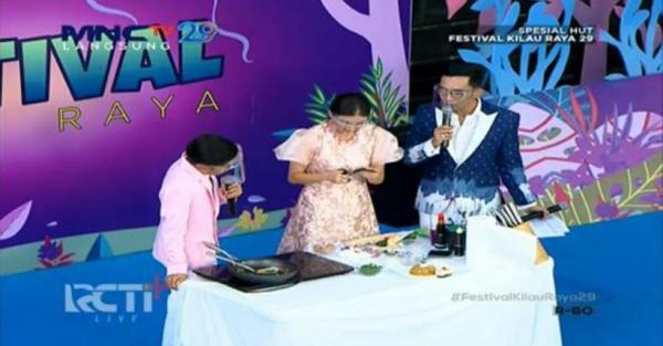 Betrand Peto dan Sarwendah Masak Nasi Goreng di Festival ...