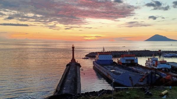 Suasana Pelabuhan Manado. Kapal-kapal yang menuju Kepulauan Talaud bagian utara diingatkan untuk tetap waspada terhadap gelombang tinggi (Cahya Sumirat/iNews)