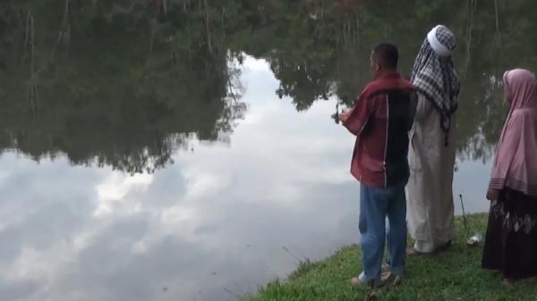 Keluarga dan paranormal menggelar ritual melepas ikan emas untuk mencari tiga anak hilang (Erwin Syah Putra/iNews)