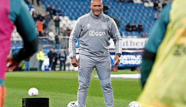 Pelatih tim junior Ajax, Winston Bogarde (Foto: De Telegraaf)