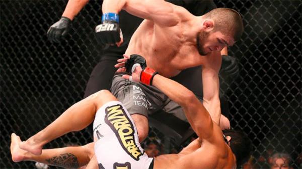 Khabib Nurmagomedov vs Thiago Tavares  (Foto: Youtube)