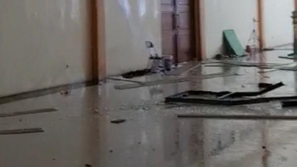 Gedung Kesenian di Bekasi rusak diterjang angin puting beliung, Senin (26/10/2020). (Foto: Istimewa).