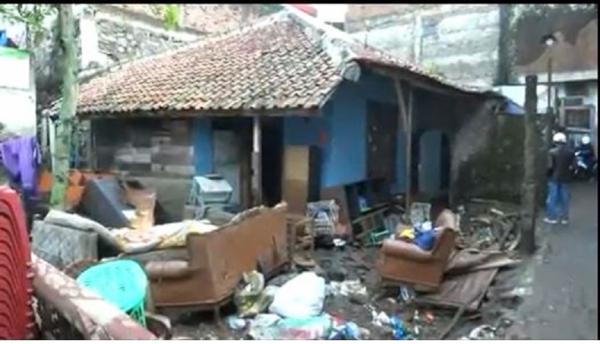 Banjir Cimahi Tiga rumah di Cimahi diterjang banjir. (Foto iNews/Yuwono).