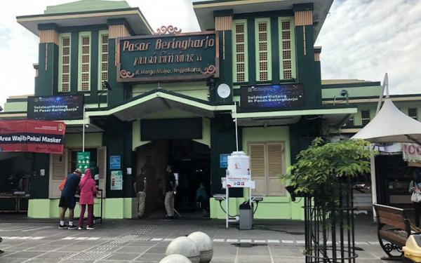 Pasar Beringharjo Jogja Pintu masuk sisi barat Pasar Beringharjo Jogja. Saat ini pintu masuk ini dicat dengan warna putih. (Foto: Antara/Eka AR)