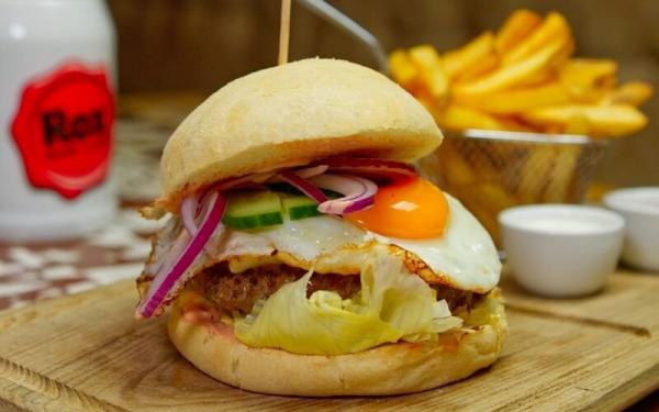 Cara Membuat Burger Yakiniku (Foto: Instagram IG@rox.musicbar.scs)