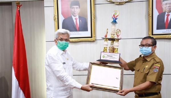 Wakil Gubernur Sumatera Selatan (Sumsel) Mawardi Yahya menyerahkan hadiah berupa tropi dan piagam penghargaan kepada pemenang lomba Pemberdayaan Kesejahteraan Keluarga. (Foto ist).