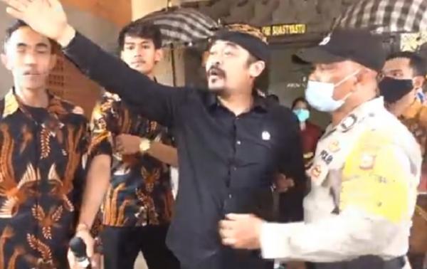 Anggota DPD asal Bali, Arya Wedakarna dipukul pendemo yang menggeruduk kantor perwakilan DPD di Bali, Rabu (28/10/2020). (iNews.id/Aris Wiyanto)