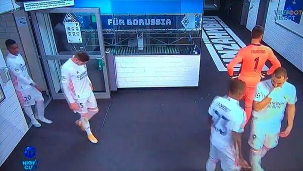 Benzema Vinicius Kamera di lorong menangkap pembicaraan Karim Benzema (kanan) dengan Ferland Mendy tentang Vinicius Junior (kiri) pada halftime laga kontra Borussia Monchengladbach, Rabu (28/10/2020) dini hari WIB. (Foto: Daily Mail)