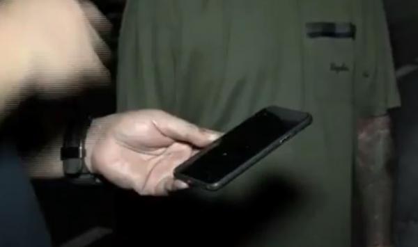 HP milik korban ditemukan di Selokan (Foto: iNews/Miftahul Ghani)