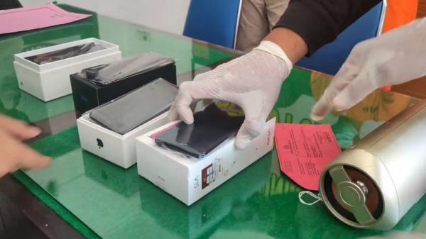 BB Barang bukti ponsel yang dicuri pelaku (Pande Wismaya/iNews)