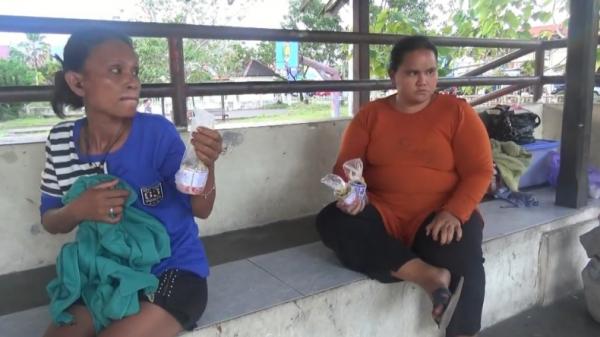 ngelem Dua ibu rumah tangga di Palangkaraya diamankan karena ngelem di lapangan (Ade Sata/iNews)