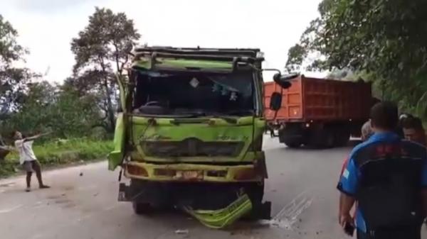 truk mie Truk muatan mie instan terbalik di Padang, Sumbar (Budi Sunandar/iNews)