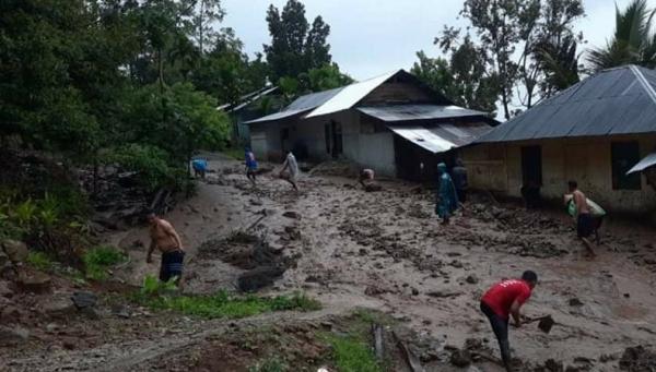 longsor di agam2 Warga bergotong royong membersihkan jalan yang ditutupi material longsor di Kecamatan Tanjung Raya, Kabupaten Agam, Sumatera Barat (Sumbar), Sabtu (31/10/2020). (Foto: BPBD)