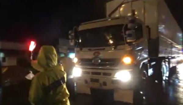 Penyekatan truk di tol padalarang Polisi melakukan penyekatan kendaraan truk bertonase besar di Tol Padalarang, Cimahi untuk mengurangi kemacetan arus balik di Tol Purbaleunyi, Sabtu (31/10/2020) malam. (iNews.id/Yuwono Wahyu)