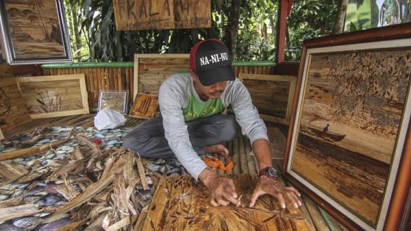 Perajin Ini Buat Lukisan dari Pelepah Pisang Dijual 