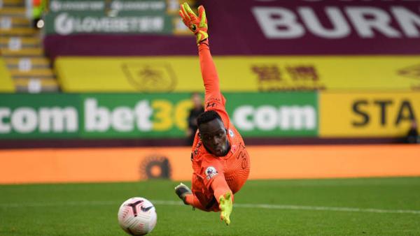 Kiper Chelsea Edouard Mendy terbang mengamankan gawangnya saat menghadapi Burnley pada pekan ketujuh Premier League di Turf Moor, Sabtu (31/10/2020) malam WIB. (Foto: AFP)