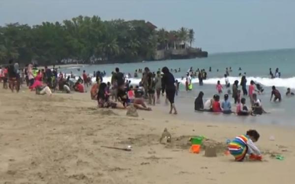 Pantai Anyer dipadati pengunjung Pantai Anyer dipadati pengunjung di hari terakhir libur panjang (Foto: iNews/Iskandar Nasution)
