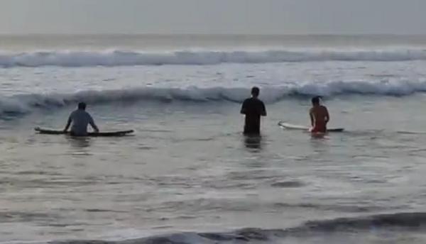 Surfing di Bali Wisatawan belajar surfing di Pantai Kuta Bali, Sabtu (31/10/2020). (iNews.id/Aris Wiyanto
