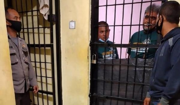 Tersangka pengeroyokan TNI Dua pengendara moge yang menjadi tersangka pengeroyokan anggota Kodim 0304/Agam ditahan di Polres Bukittingi. (iNews.id/Wahyu Sikumbang)