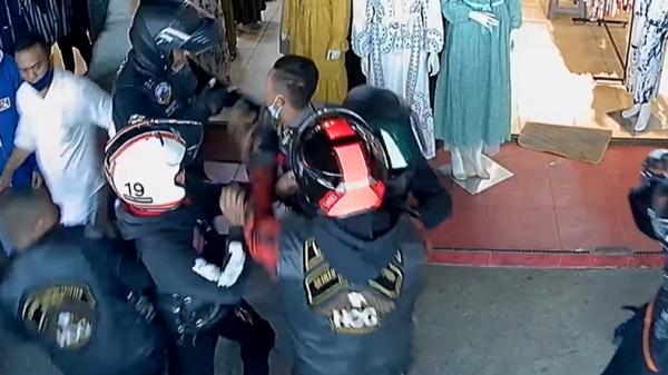 pengeroyok TNI Moge Pengeroyokan terhadap prajurit TNI yang dilakukan anggota klub moge di Bukittinggi, Sumbar (Wahyu Sikumbang/iNews)