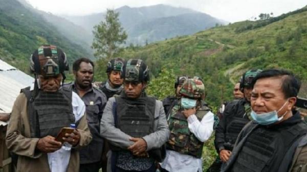 Tim saat investigasi kasus penembakan di Kabupaten Intan Jaya, Papua. TNI menegaskan menjunjung tinggi proses hukum yang berlaku. (Foto: Puspen TNI)